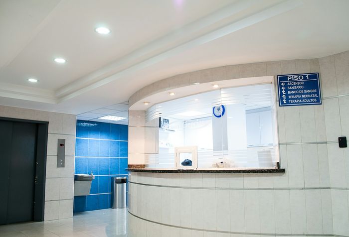 Empfang und Wartebereich einer Klinik