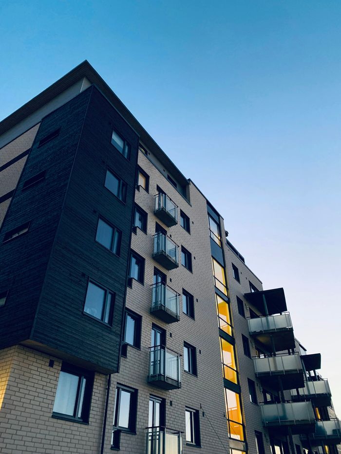 Außenansicht eines modernen Wohnblocks