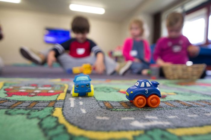 Kleinkinder spielen auf einer Kita-Matte